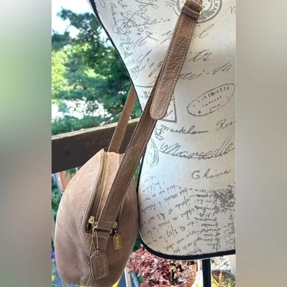 Vintage/Rare Coach Nubuck Leather Bag
Style: #494
Soft Taupe
Excellent Condition - Picture 9 of 11